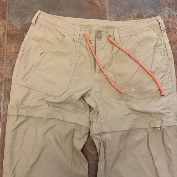 Nearly new NORTH FACE adventure pants 8 convertible - Picture 2 of 11